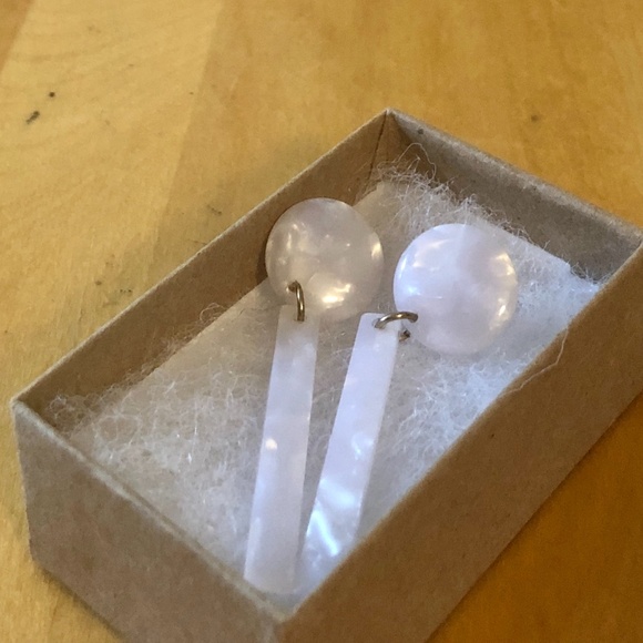 White opalescent drop earrings - Picture 4 of 4